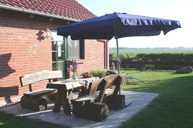 Die Terrasse vom Müritz Ferienhaus mit Gartenmöbeln - Sonnenschirm und Grill
